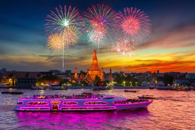 Yeni yıl kutlama, Bangkok şehir, Tayland altında günbatımı zamanında Fireworks Wat arun ve cruise gemi