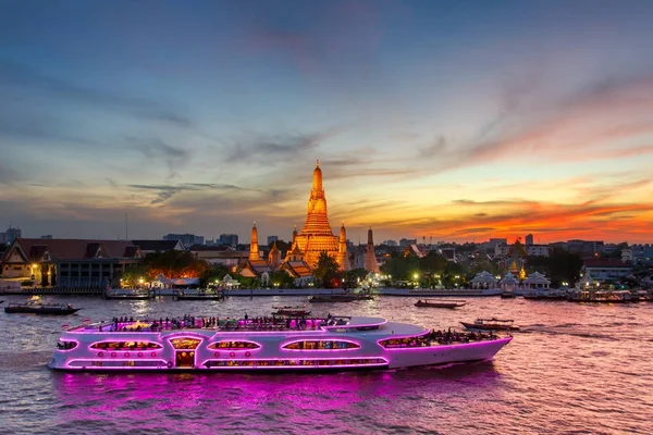 WAT Arun ve yolcu gemisi zamanla twilight Bangkok şehir, Tayland
