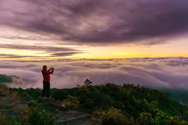 Silhouette Photographe Voyageur Prenant Une Photo Lever Soleil Sur Sommet — Photo