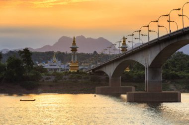 Üçüncü Tay Lao dostluk Köprüsü gündoğumu zaman, Nakhon Phanom Eyaleti, Tayland