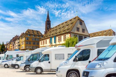 La Petite France, Strasbourg, Alsace, Fransa geleneksel renkli evlerde arka plan üzerinde üst üste karavan Park