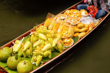 Uzun kuyruk tekne yüzen piyasada Damnoen Saduak yüzen Pazar Ratchaburi yakın Bangkok, Tayland, Thailand, meyve ile