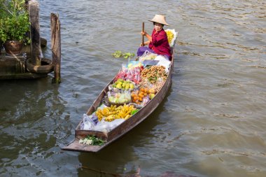 Ratchaburi, Tayland - 24 Şubat: Yerel satıcıları 24 Şubat 2018 üzerinde Damnoen Saduak yüzen Pazar yakın Bangkok Tayland, mal satan. Damnoen Saduak çok popüler bir turistik 's.