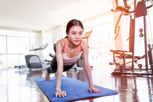 Mooie Jonge Aziatische Vrouw Uit Werken Sportschool Doen Yoga Oefening — Stockfoto
