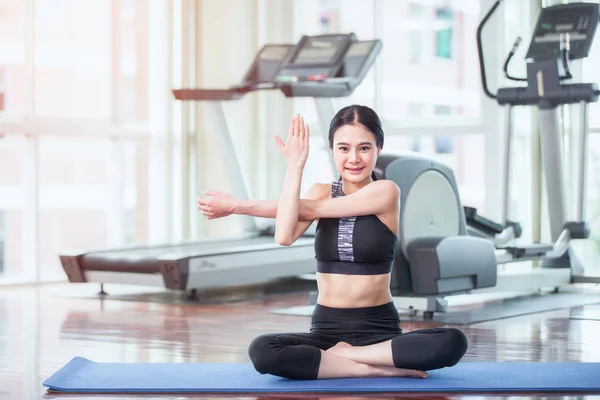 Mooie Jonge Aziatische Vrouw Uit Werken Sportschool Doen Yoga Oefening — Stockfoto