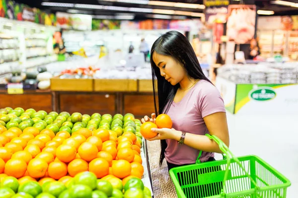 Hermosas Mujeres Asiáticas Comprando Verduras Frutas Supermercado — Foto de Stock