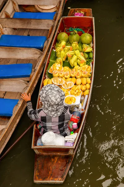 Kayan üzerinde uzun kuyruk tekne ile meyve pazarı, Ha uzun defne, Vietnam