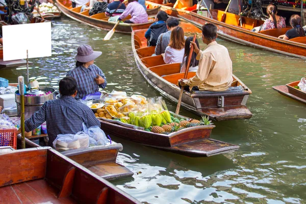 Damnoen saduak yüzen çarşı