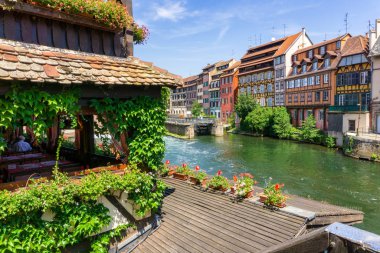 Renkli evlerde geleneksel: La Petite France, Strasbourg, Alsace, Fransa 