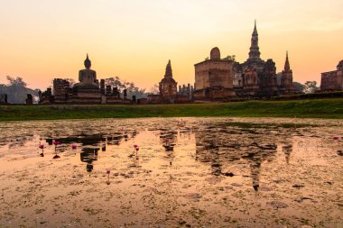 Wat Mahathat tapınağı Sukhothai tarihi parkında.