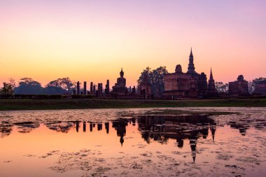 Wat Mahathat tapınağı Sukhothai tarihi parkında.