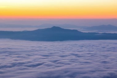 Pha Tung dağının sisli manzarası