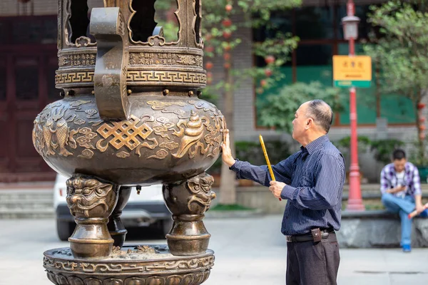 Гуанчжоу Китай Декабря Незнакомые Китайцы Молятся Жгут Благовония Храме Хуалина — стоковое фото