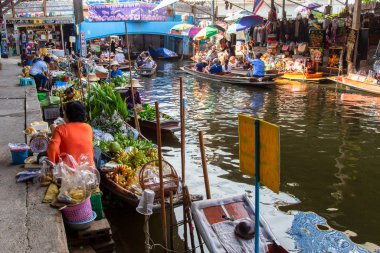 Ratchaburi, Tayland - 15 Ekim : 15 Ekim 2018 tarihinde Tayland'ın Bangkok kenti yakınlarındaki Damnoen Saduak Floating Market'te mal satan yerel satıcılar. Damnoen Saduak çok popüler bir turistik