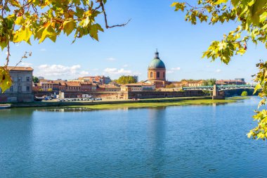 Occitania, Fransa 'daki Toulouse' daki Garonne Nehri ve Saint Pierre Köprüsü