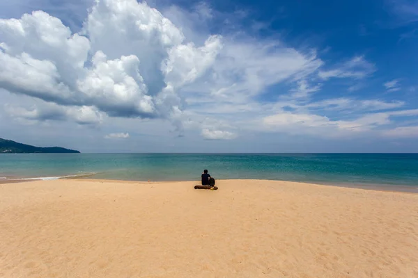 Joven Sentado Playa Mai Khao Beach Provincia Phuket Tailandia — Foto de Stock