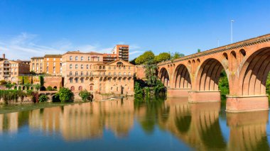 Albi, Güneybatı Fransa 'da. Albi Unesco 'nun dünya mirası. Tarn Nehri ve Katedral manzarası Saint Cecile, Fransa