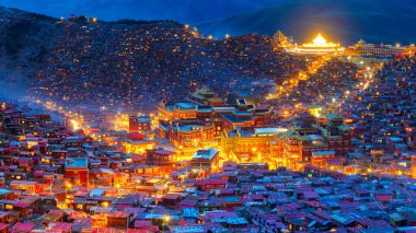 Gece Larung gar 'daki Panorama Manastırı (Budist Akademisi), Sichuan, Çin