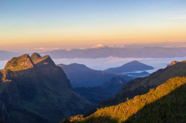 Doi Luang Chiang Dao 'daki sisli manzara, Tayland' ın Chiang Mai eyaletindeki yüksek dağ.