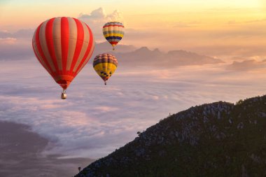 Doi Luang Chiang Dao 'nun üzerinde uçan renkli sıcak hava balonları ve Chiang Mai, Tayland' da sabah sisi..
