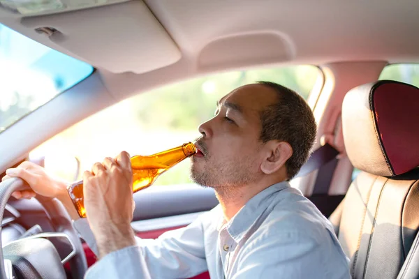 Borracho Asiático Joven Conduce Coche Con Una Botella Cerveza Con — Foto de Stock