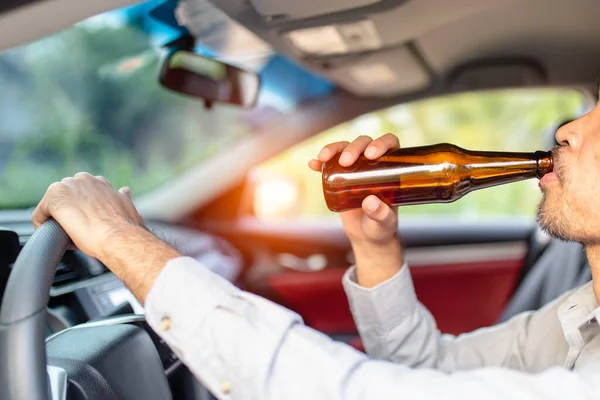 Opilý Asijský Mladý Muž Řídí Auto Lahví Piva Pozadím Západu — Stock fotografie