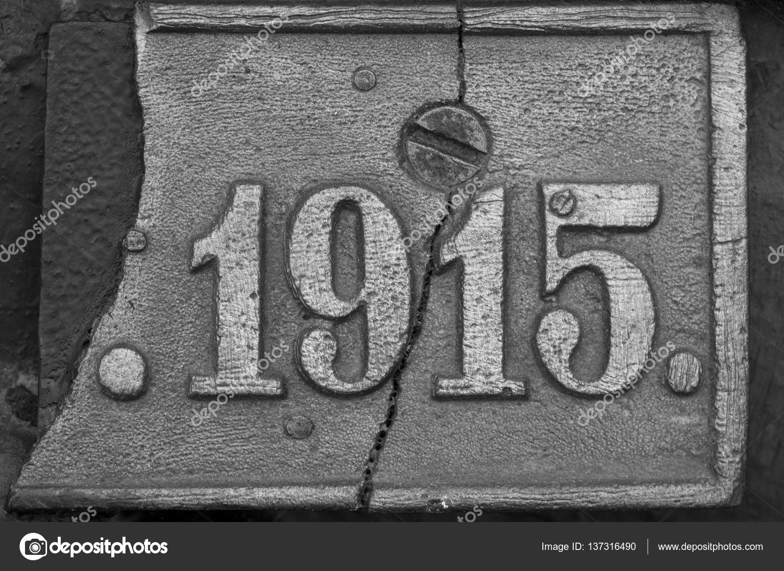 Старая стальная табличка с номером 1915 — стоковое фото