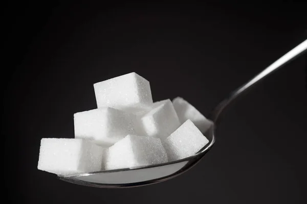 Teelöffel mit einem Haufen weißen Zuckers — Stockfoto
