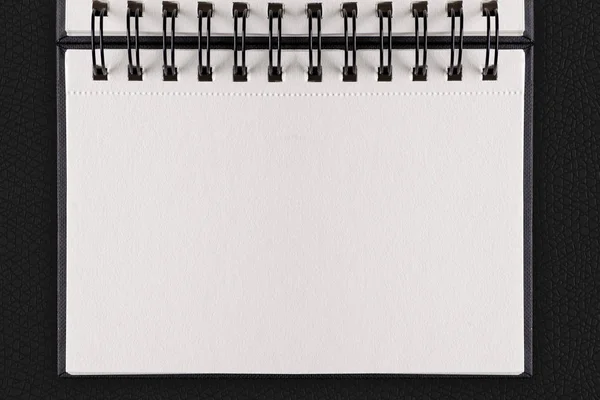 Livro de scetchbook aberto com cartão branco vazio — Fotografia de Stock