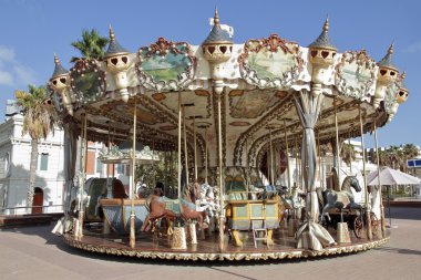 alicante, İspanya sokakta yüklü Derma atlıkarınca