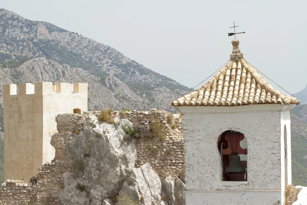 Toren van het kasteel en bell toren op el castell de guadalest — Stockfoto