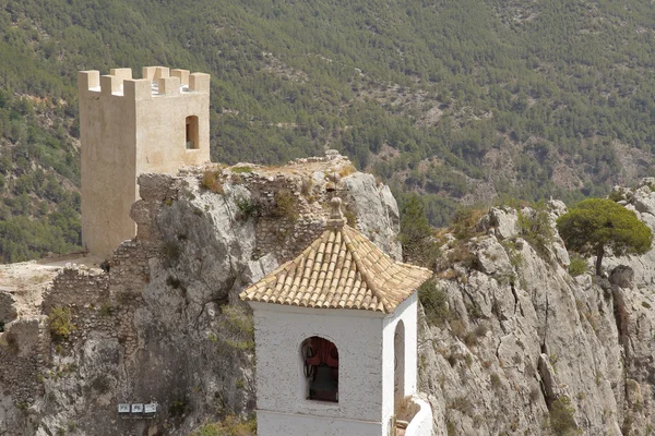 Вежа замку і дзвіниця на гостьовому Ель Кастельде — стокове фото