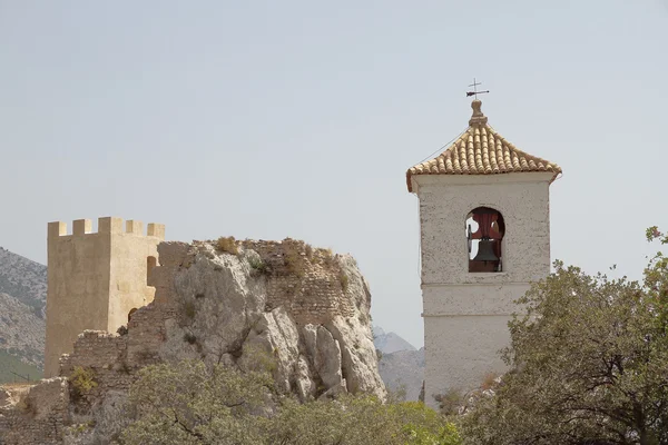 Toren van het kasteel en bell toren op el castell de guadalest — Stockfoto