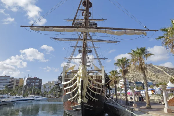 Réplica del buque de guerra español Santisima Trinidad en el puerto de alicante — Foto de Stock