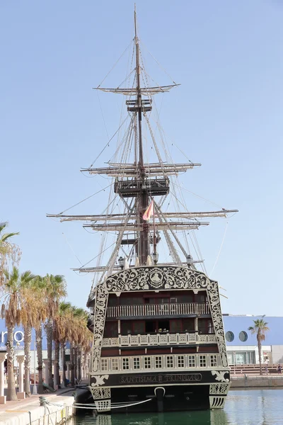 Replik av spanska krigsfartyg Santisima Trinidad i alicante hamn — Stockfoto