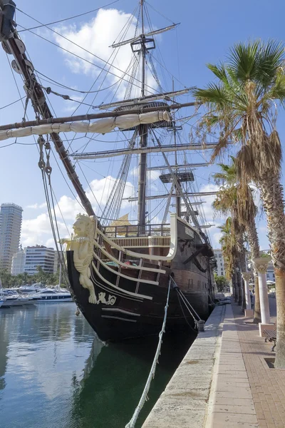 Replik av spanska krigsfartyg Santisima Trinidad i alicante hamn — Stockfoto