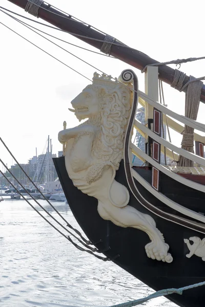 León cabeza de figura formado en una antigua nave de guerra — Foto de Stock