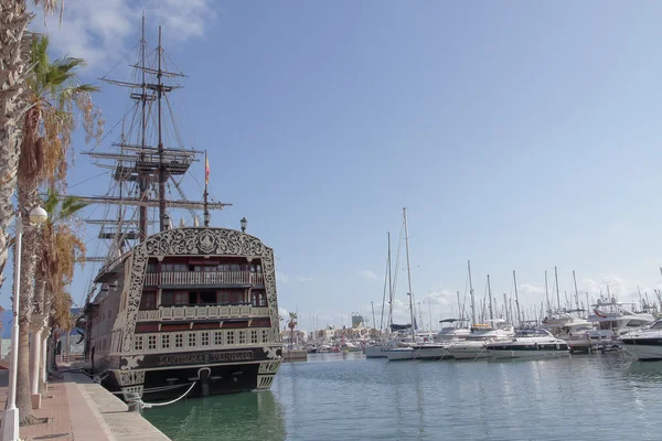Réplique du navire de guerre espagnol Santisima Trinidad dans le port d'Alicante — Photo