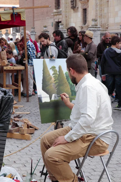 Hombre pintando un cuadro —  Fotos de Stock