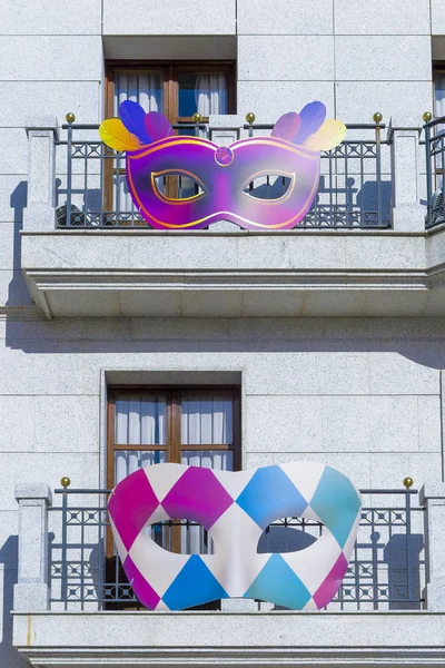 Măști de carnaval într-un balcon — Fotografie, imagine de stoc