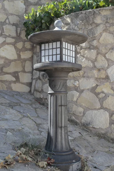Bonito poste de lámpara de hierro —  Fotos de Stock