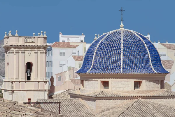 Купол і дзвіниця церкви Сан-Бартоломе — стокове фото
