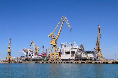 cadiz, İspanya limanında liman Vinçler