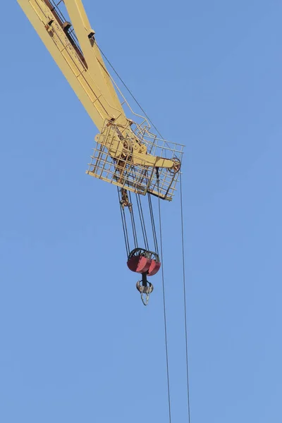 Kraan arm met de hemel als achtergrond — Stockfoto