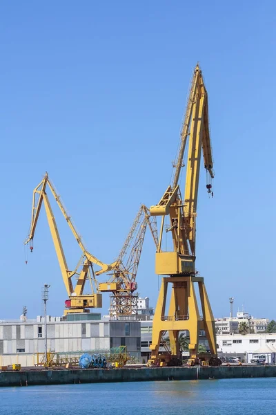 Grúas portuarias en el puerto de Cádiz, España — Foto de Stock