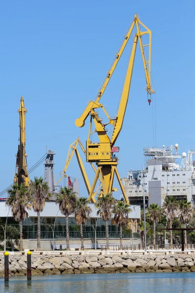 Grúas portuarias en el puerto de Cádiz, España — Foto de Stock