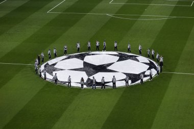 Santiago Bernabeu s çim üzerinde UEFA Şampiyonlar Ligi logosu
