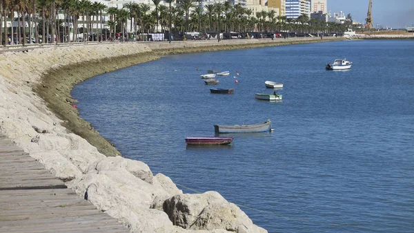 Promenade en bord de mer et petits bateaux dans le port de Cadix — Photo