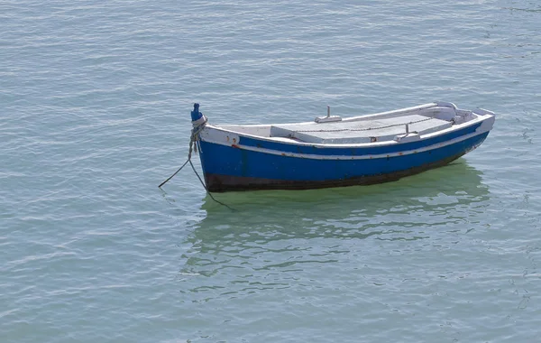 Liten båt i havet — Stockfoto