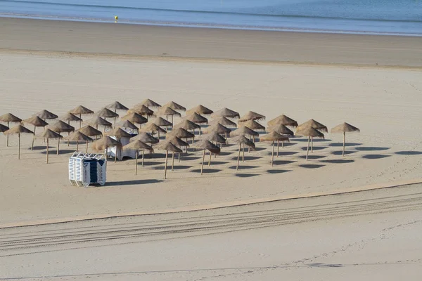 Набір парасольок і гамаків на пляжі — стокове фото